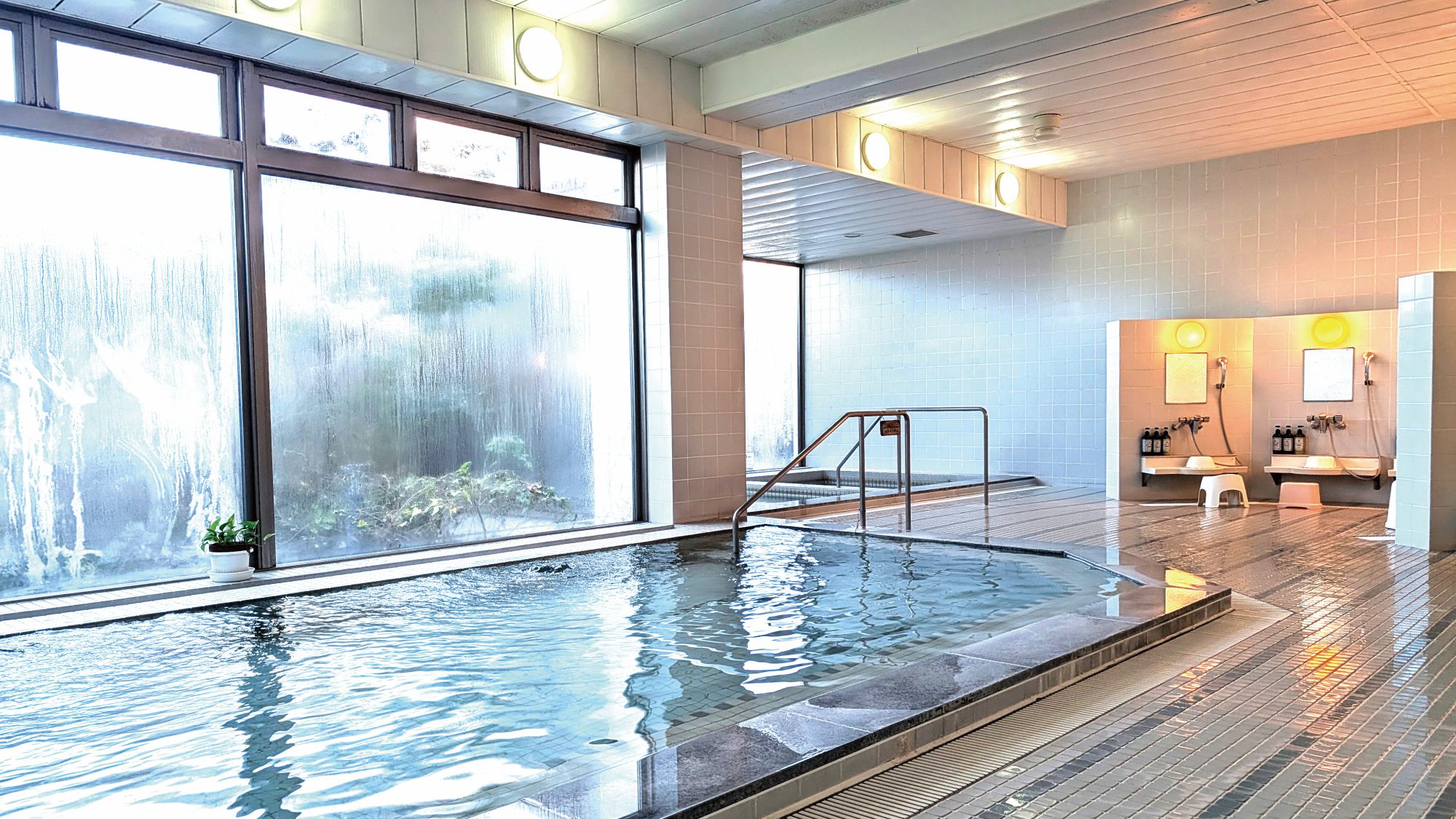 *低温・中温・大浴槽の3つの湯と、ハーブのミストサウナを備えた「香の湯」