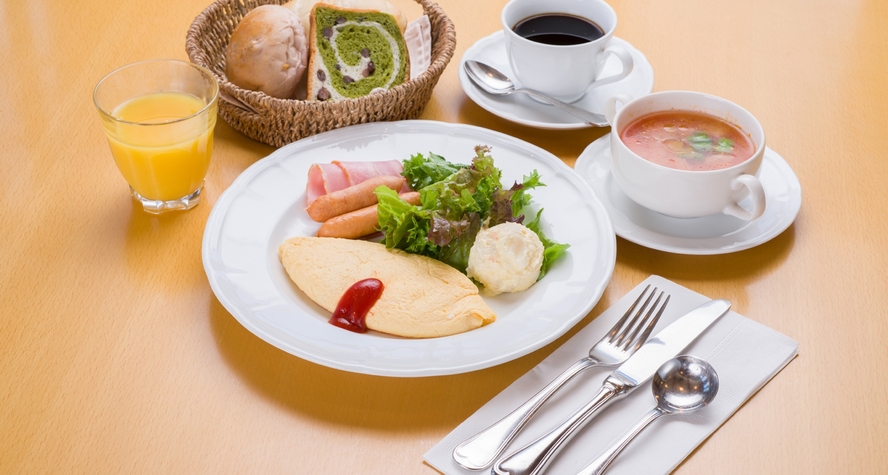 *ご朝食一例/王道のプレーンオムレツにサラダ、パン、季節のスープ。朝の定番メニューでお目覚め下さい。