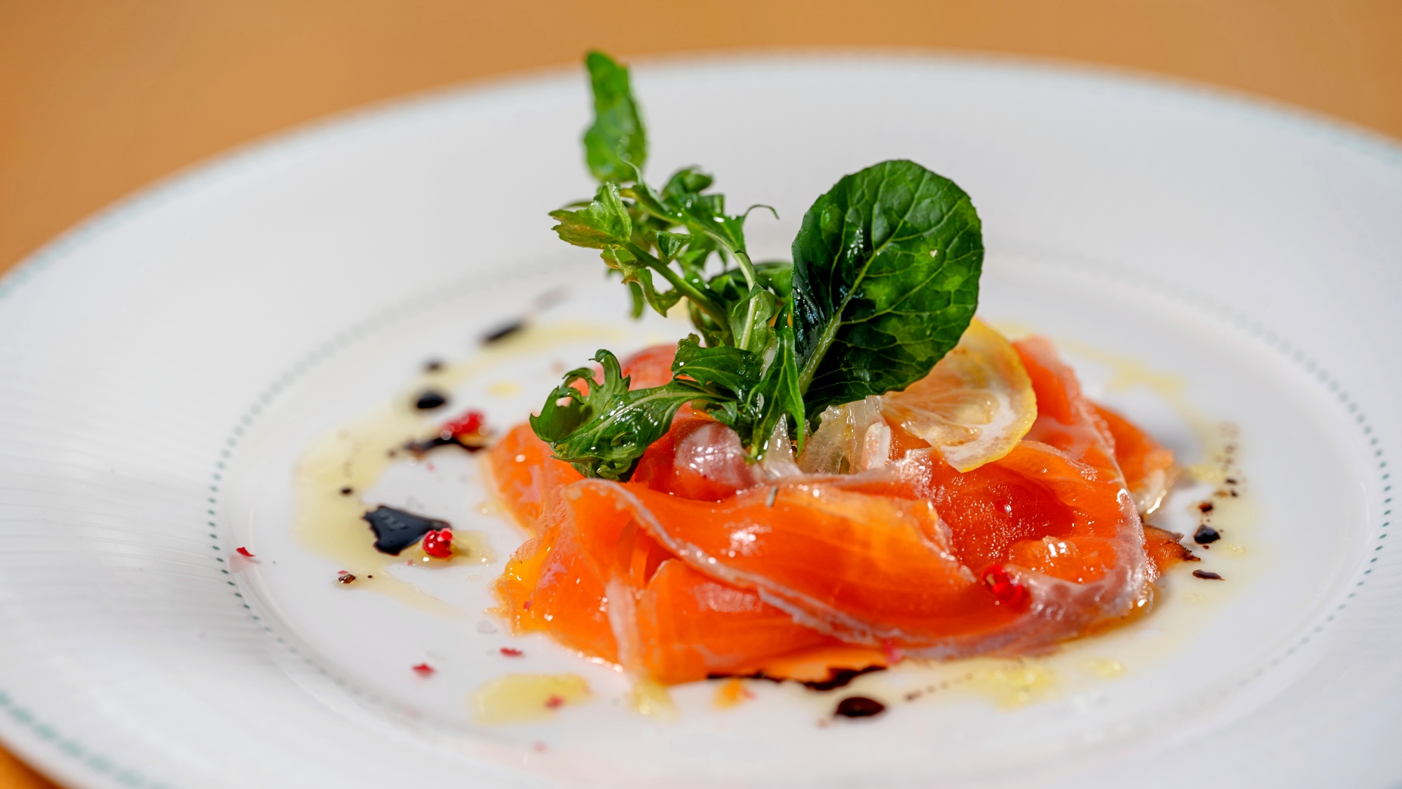 *自家製マリネのサーモンを爽やかな柑橘の香りで。ひと皿目から季節を感じる前菜です