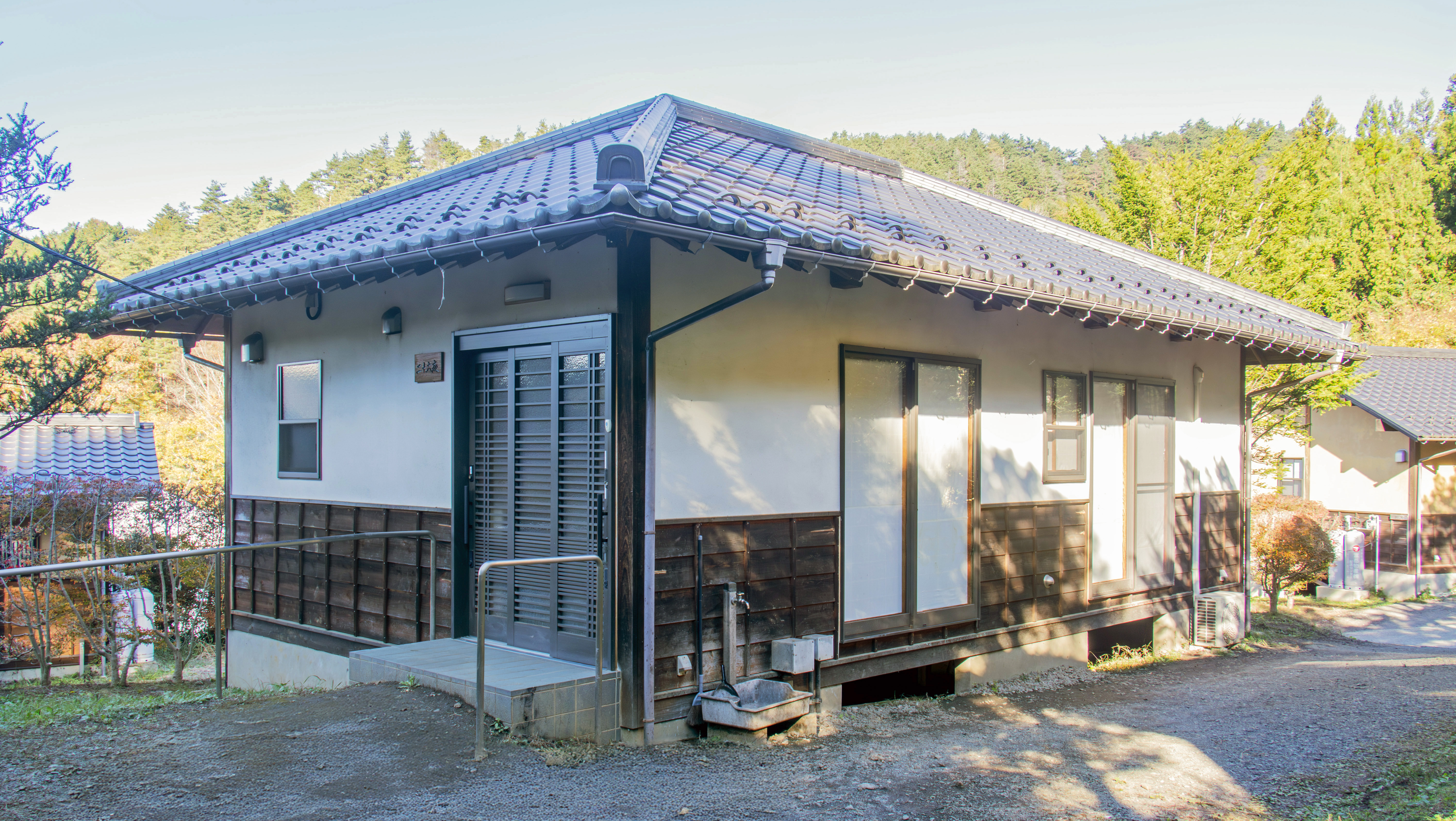 【二十六夜-外観】里山の自然に溶け込む、独立した平屋の一棟貸し切コテージ