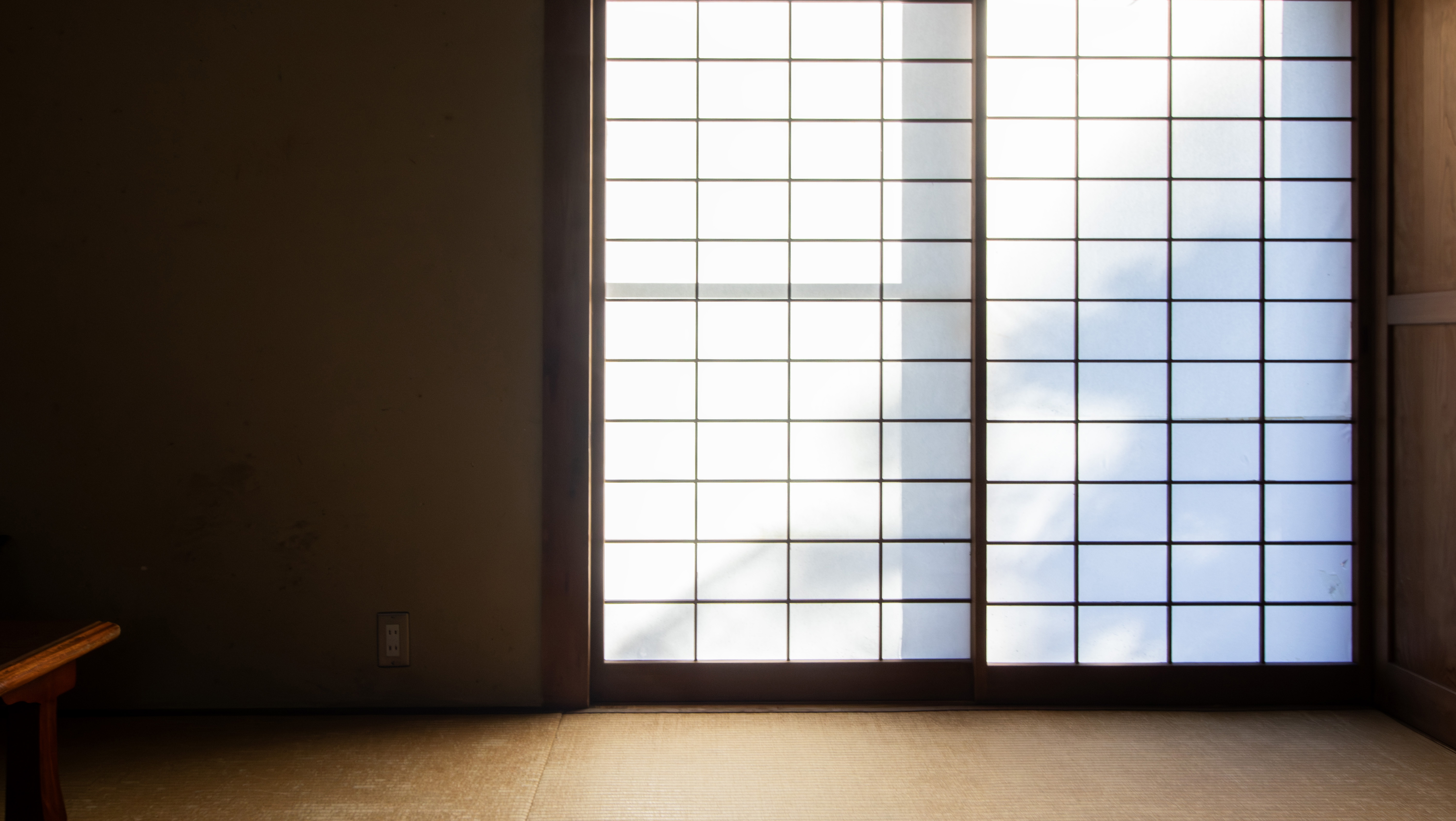 【内観】障子越しに差し込む、柔らかな光に包まれる休息のひととき