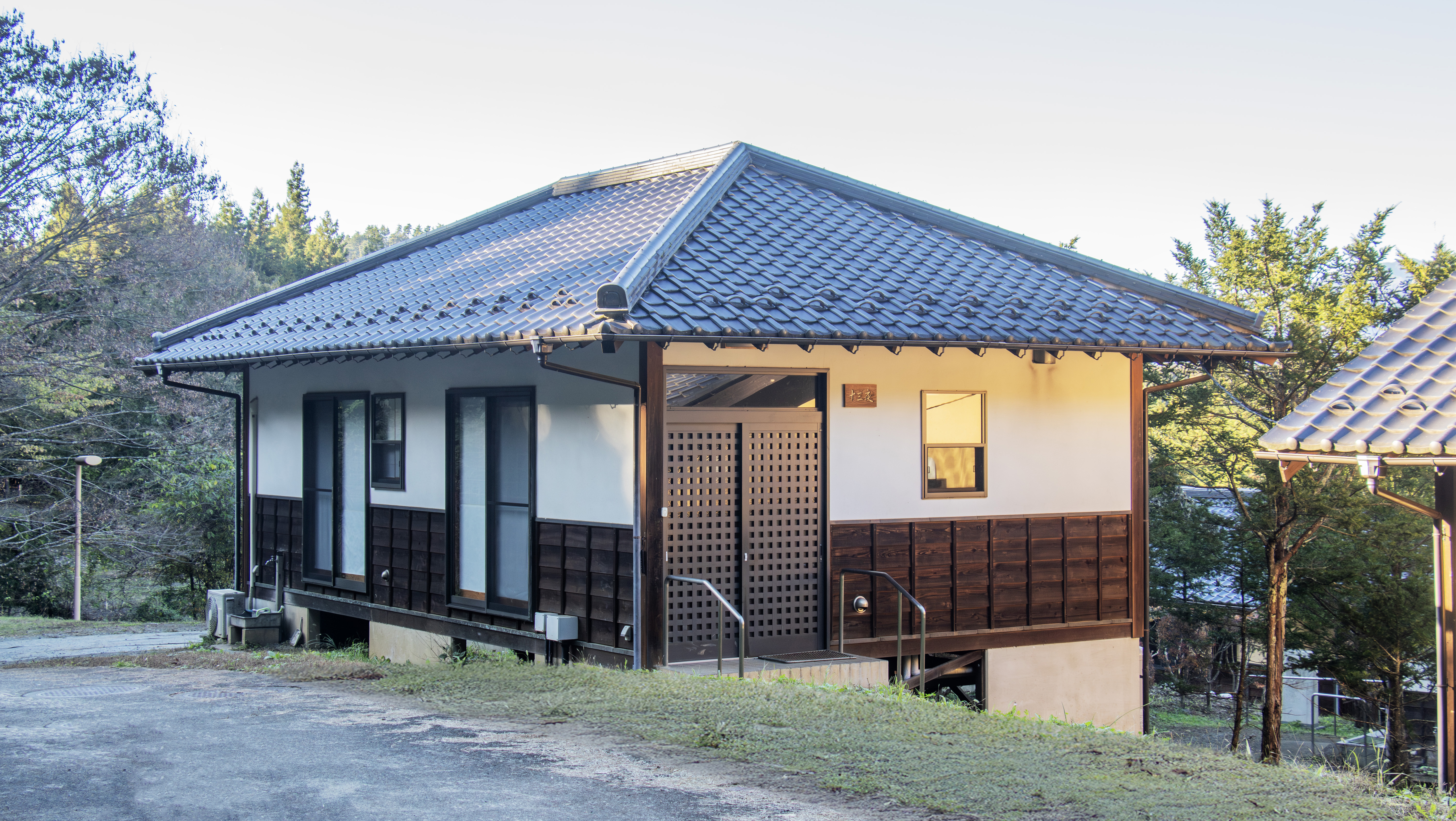 【半月-外観】自分たちだけの贅沢な一軒家。里山に佇む和風コテージ