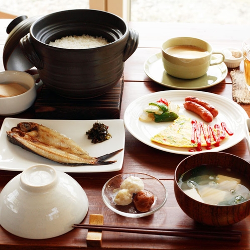 【朝食一例】土鍋で炊いた白米×赤米をはじめとする健康的な朝食