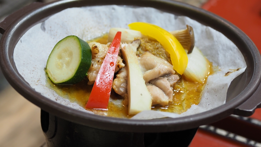 「蕗味噌」を使った福味鶏の陶板焼きは逸品です