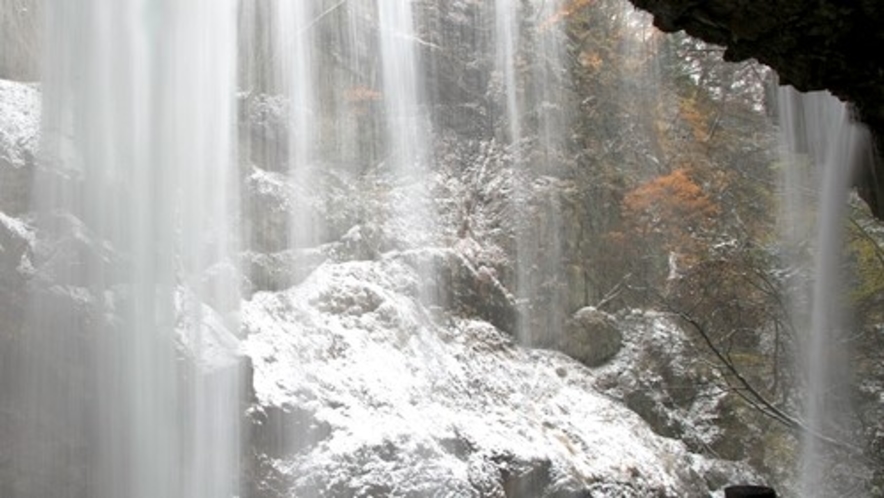 うっすら雪化粧をまとった雷滝は、知る人ぞ知る観光スポットとなります