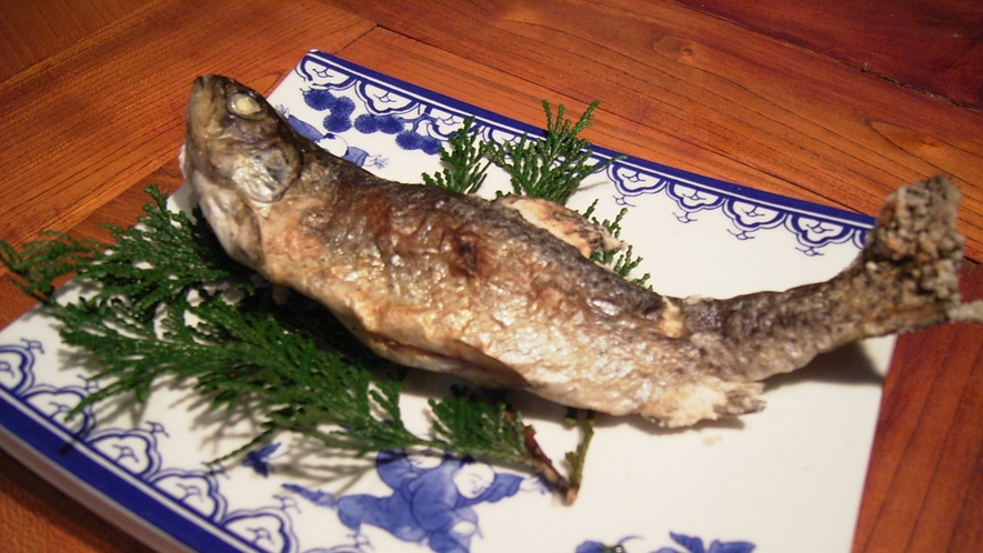 *夕食（一例）川魚、山菜、馬刺しなど。旬の素材を使用しています。