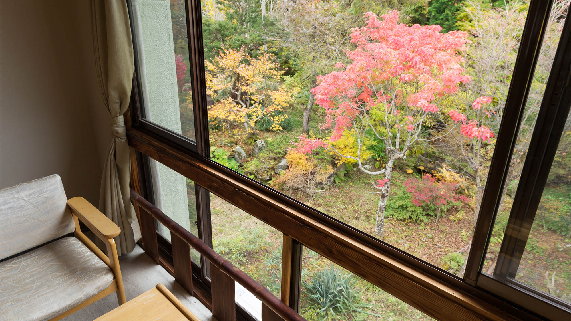 ・【客室一例】窓から望む木々が四季折々の彩を演出してくれます
