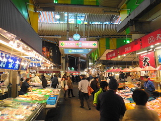 ■観光：賑わう近江町市場