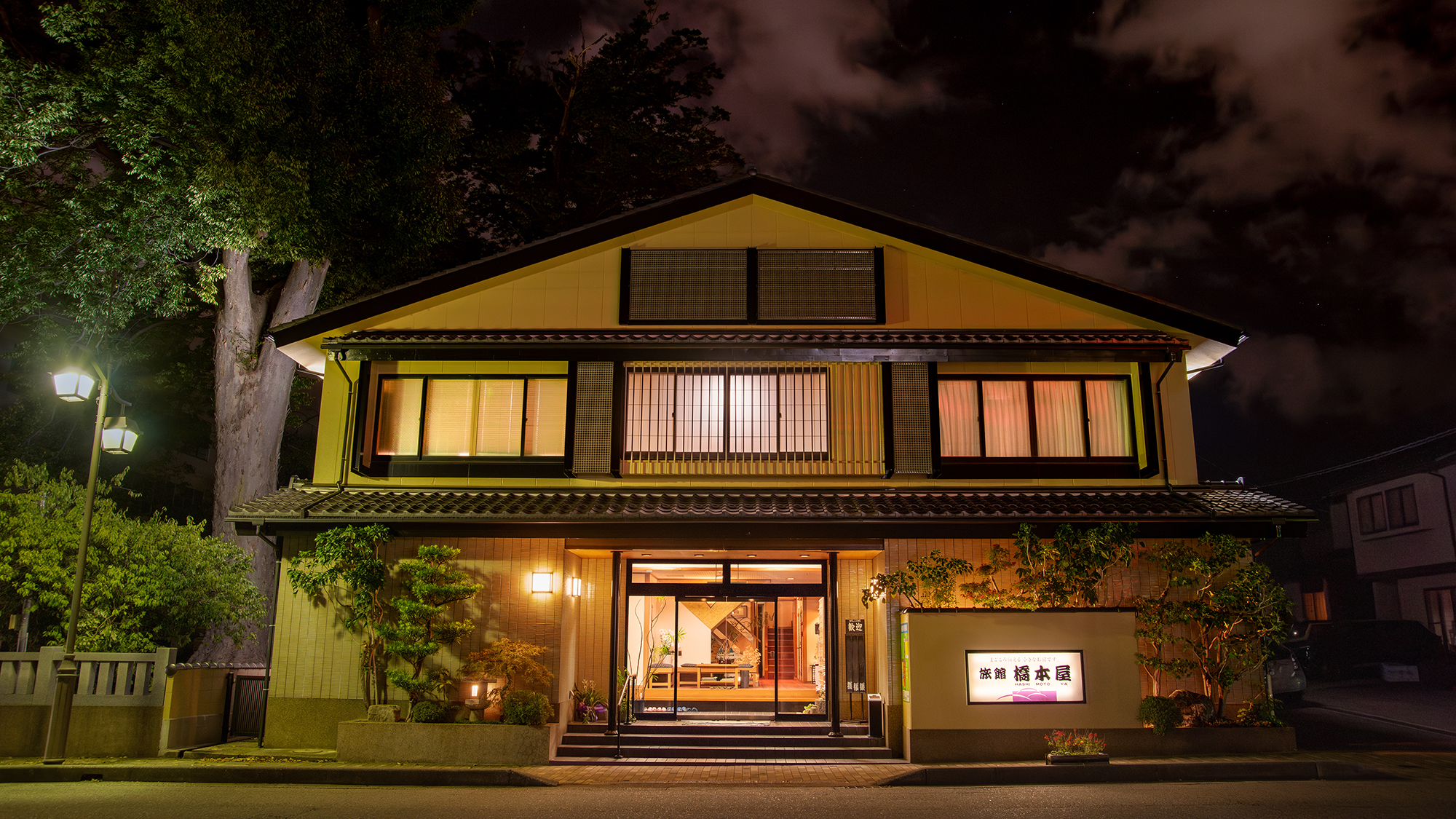 *【外観(夜)】灯りに照らされた夜の外観は、幻想的な雰囲気を漂わせます