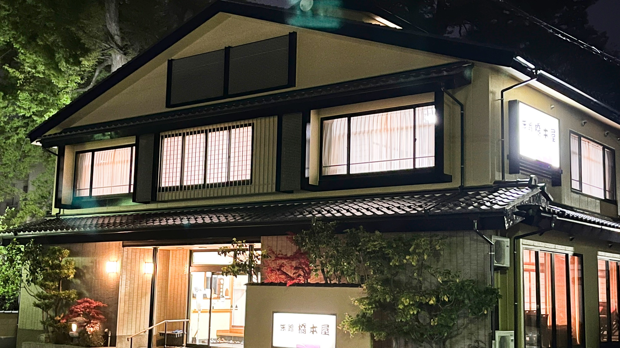 *【外観】アクセス便利な立地！駐車場は当館の裏側にございます。