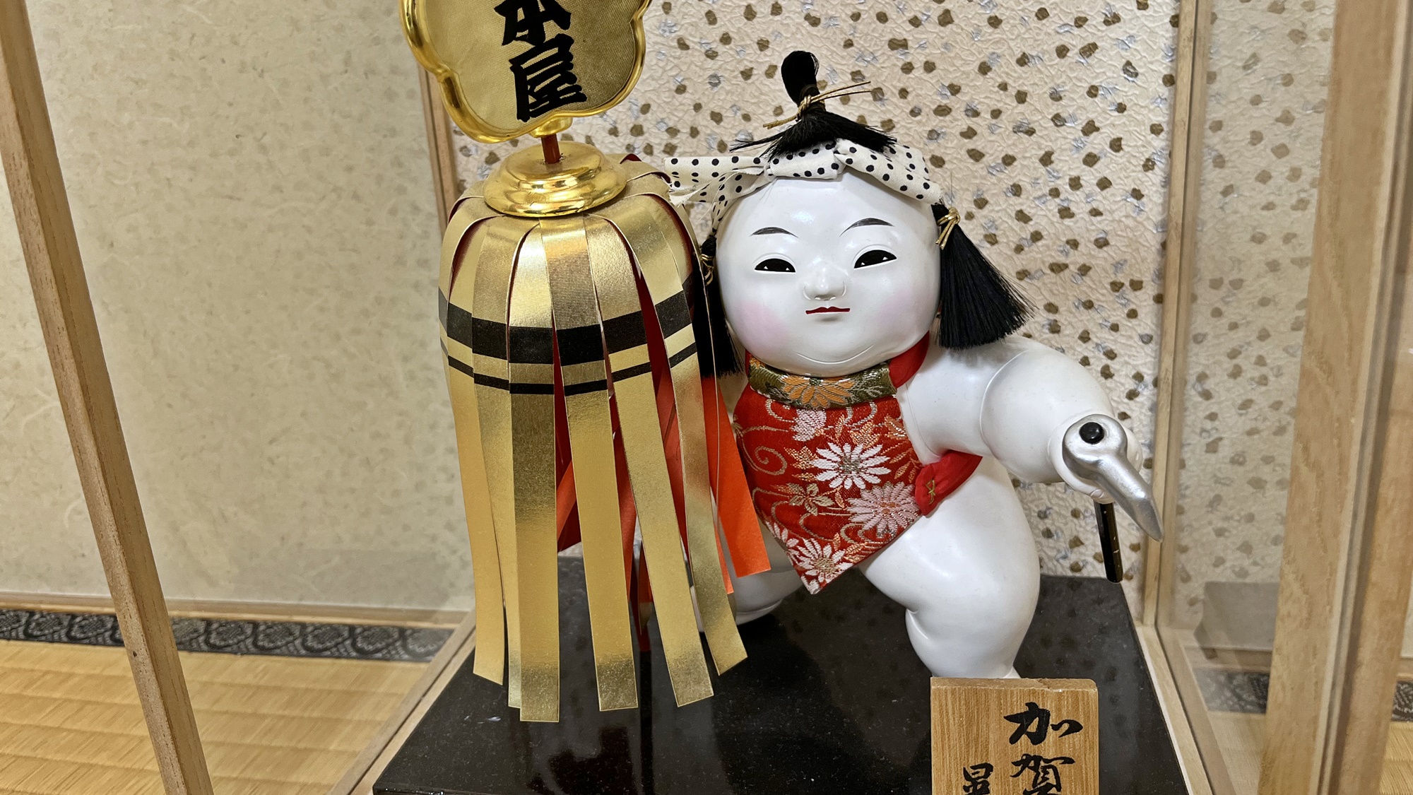 *客室に飾られている加賀人形は創業記念でつくられたものです。
