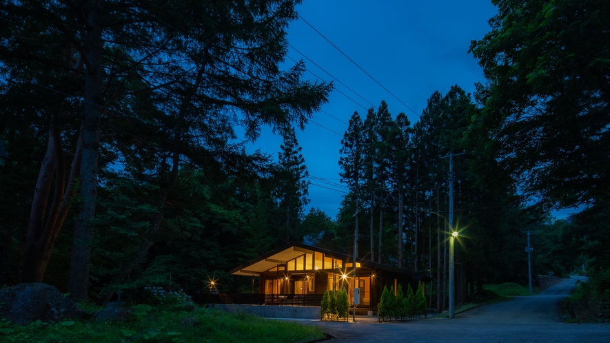 1・しゃくなげ25号館【スウィートIV-LogCabin】-夜