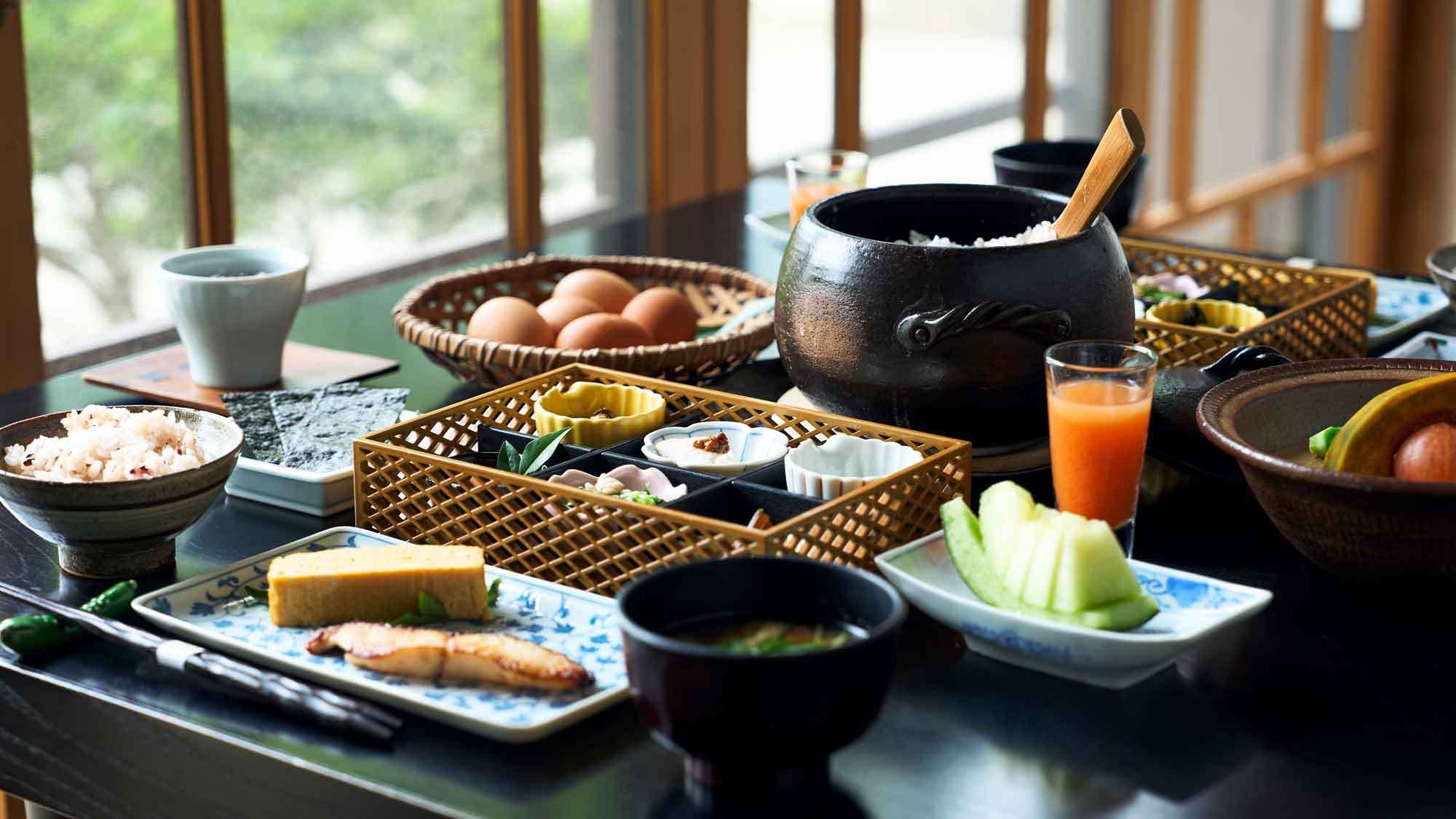 【夕食なし・朝食付】自然の恵みを活力に！十六雑穀米の土鍋ご飯×旬野菜×産みたて卵で体に優しい和朝食
