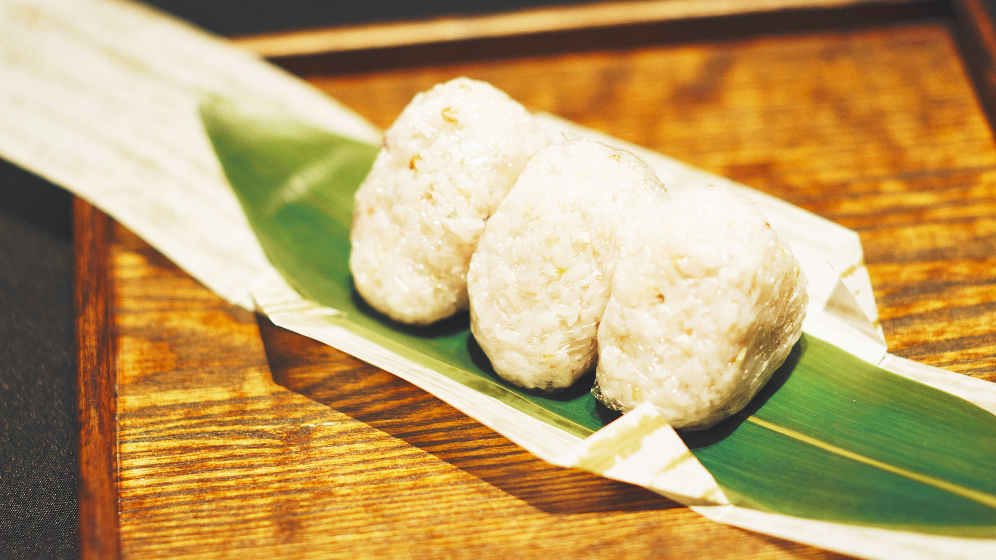 【料理一例】土鍋で炊いた雑穀米は、余ったらおにぎりにしてお部屋にお持ちいただけます。