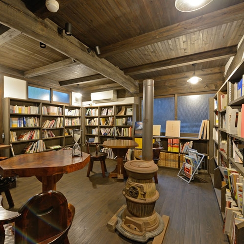 *【小さな図書室】様々なジャンルの本とともにコーヒーや果実酒もご用意しています。