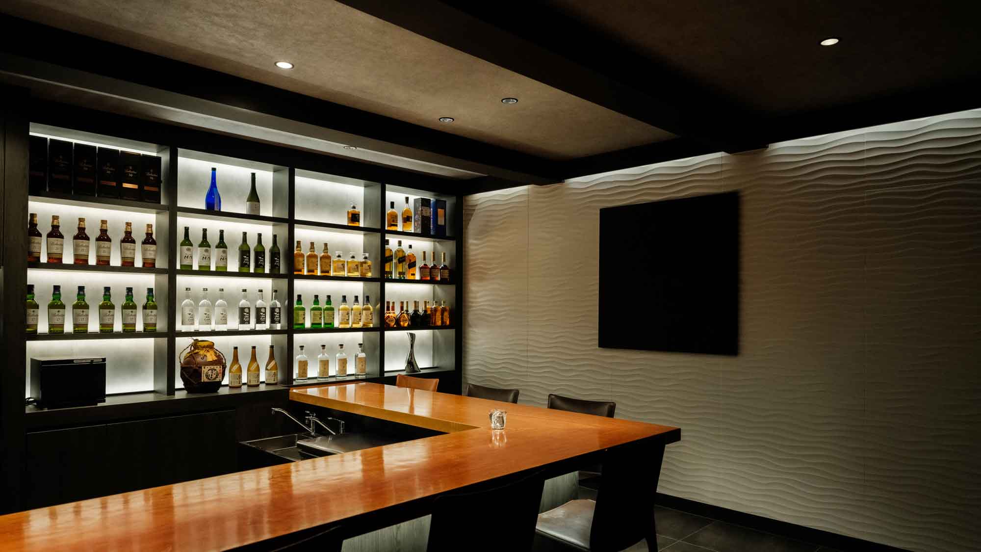 【BAR】こだわりのウィスキーやワインなど豊富に取り揃えております。