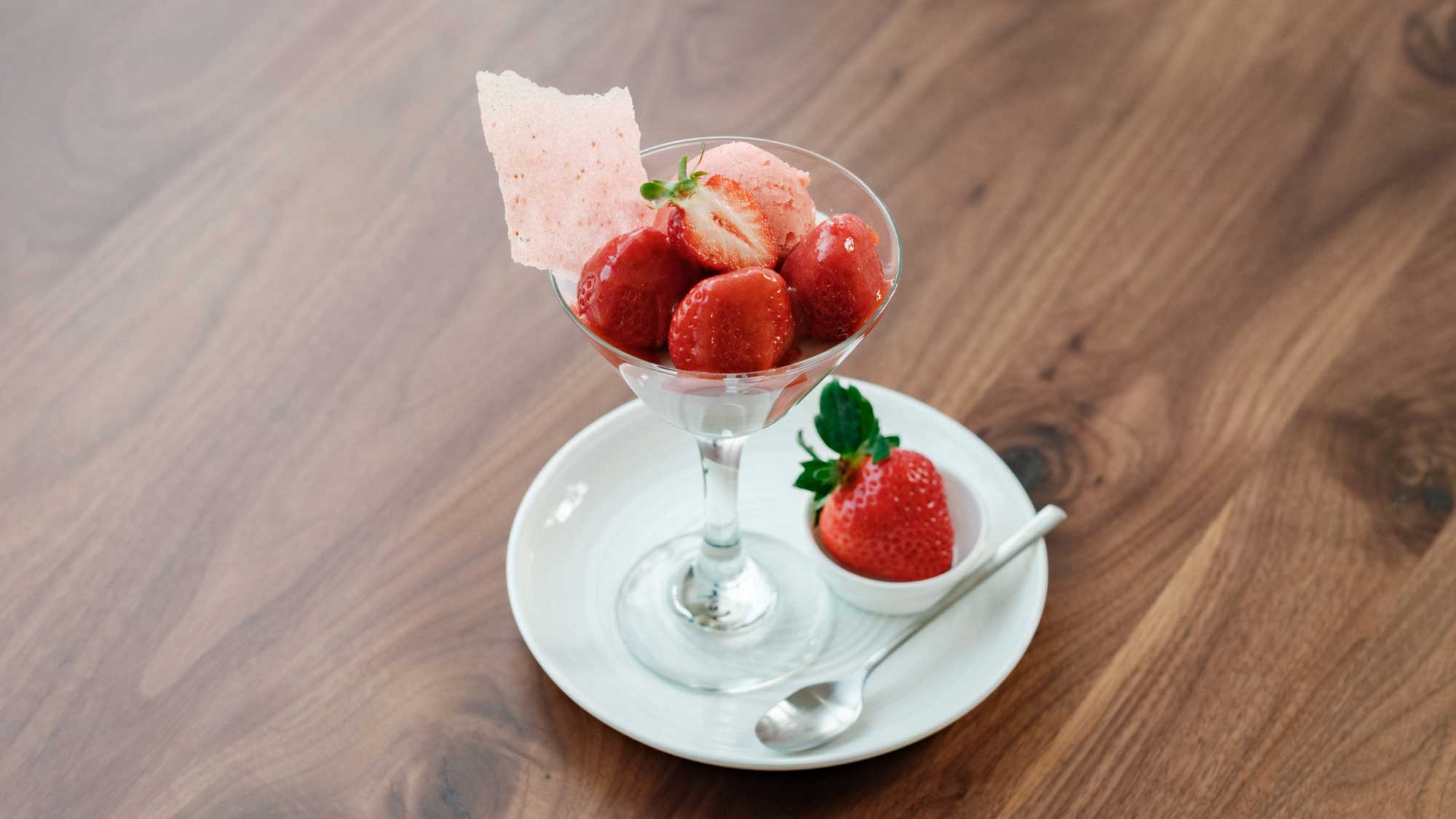 【ふかほりカフェ】春限定！オーガニックあまおうパフェ。甘酒を使用したムースにあまおうをたっぷりと♪