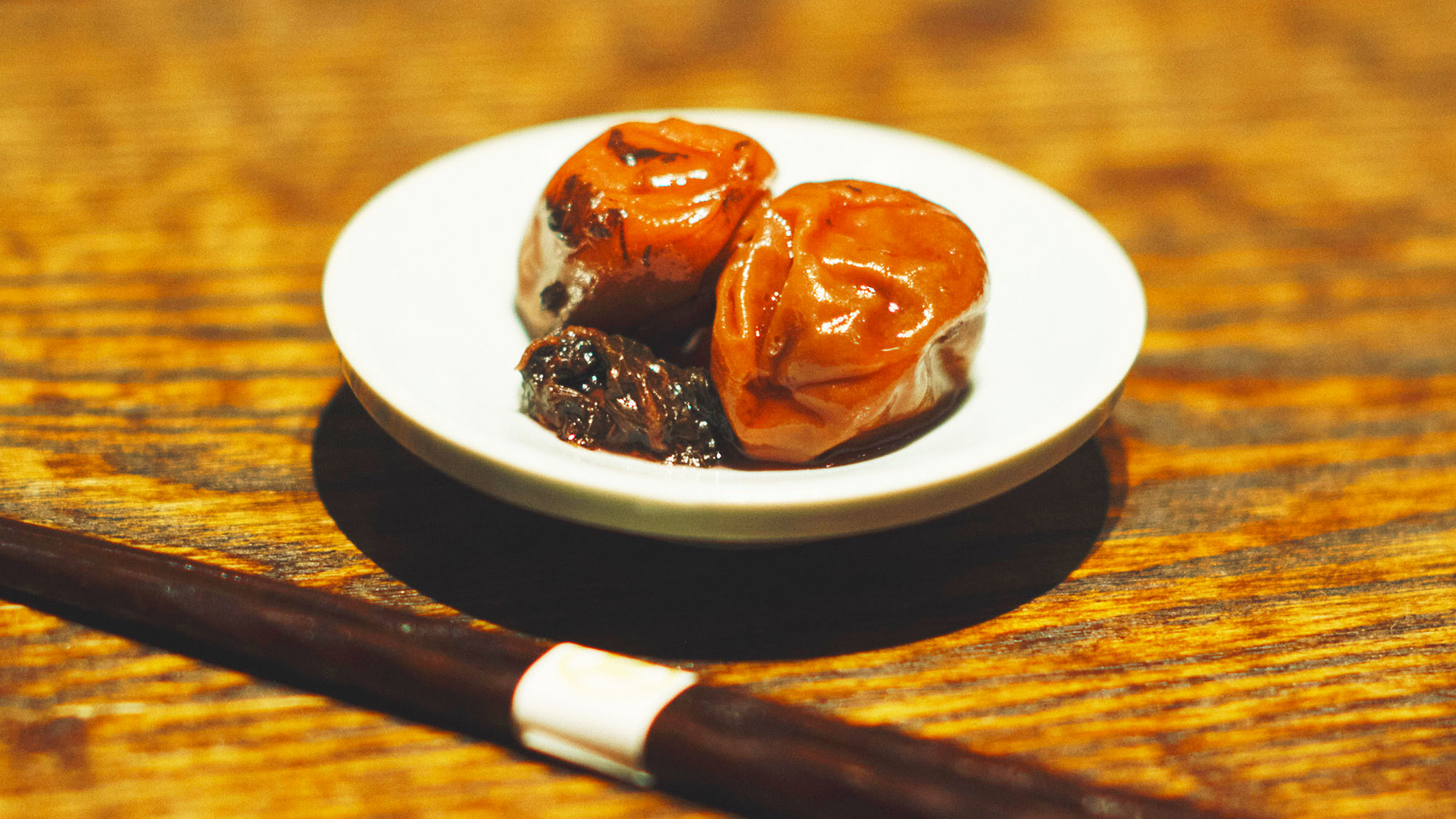 【売店】食品添加物や化学調味料は一切使わず、昔ながらの方法で梅干しに仕上げました。