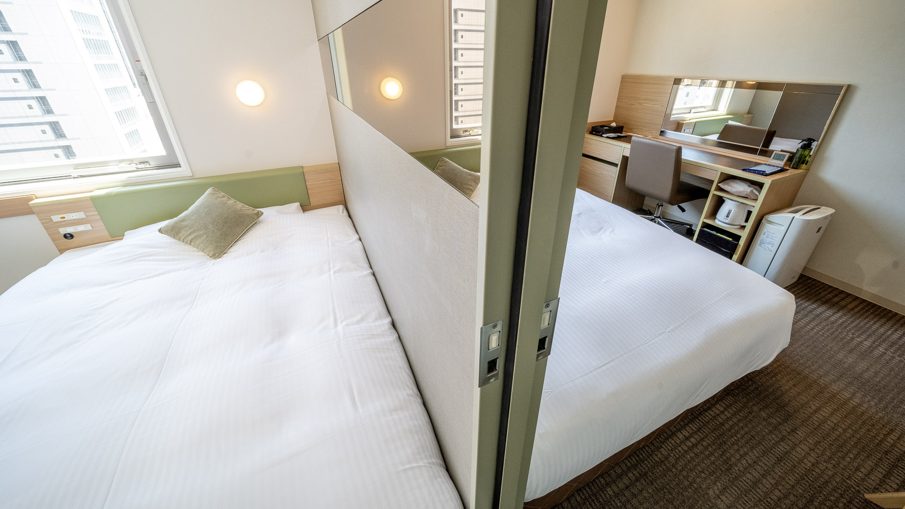 スタンダードダブルルームが2室、お部屋の中で繋がっている楽しいお部屋です。