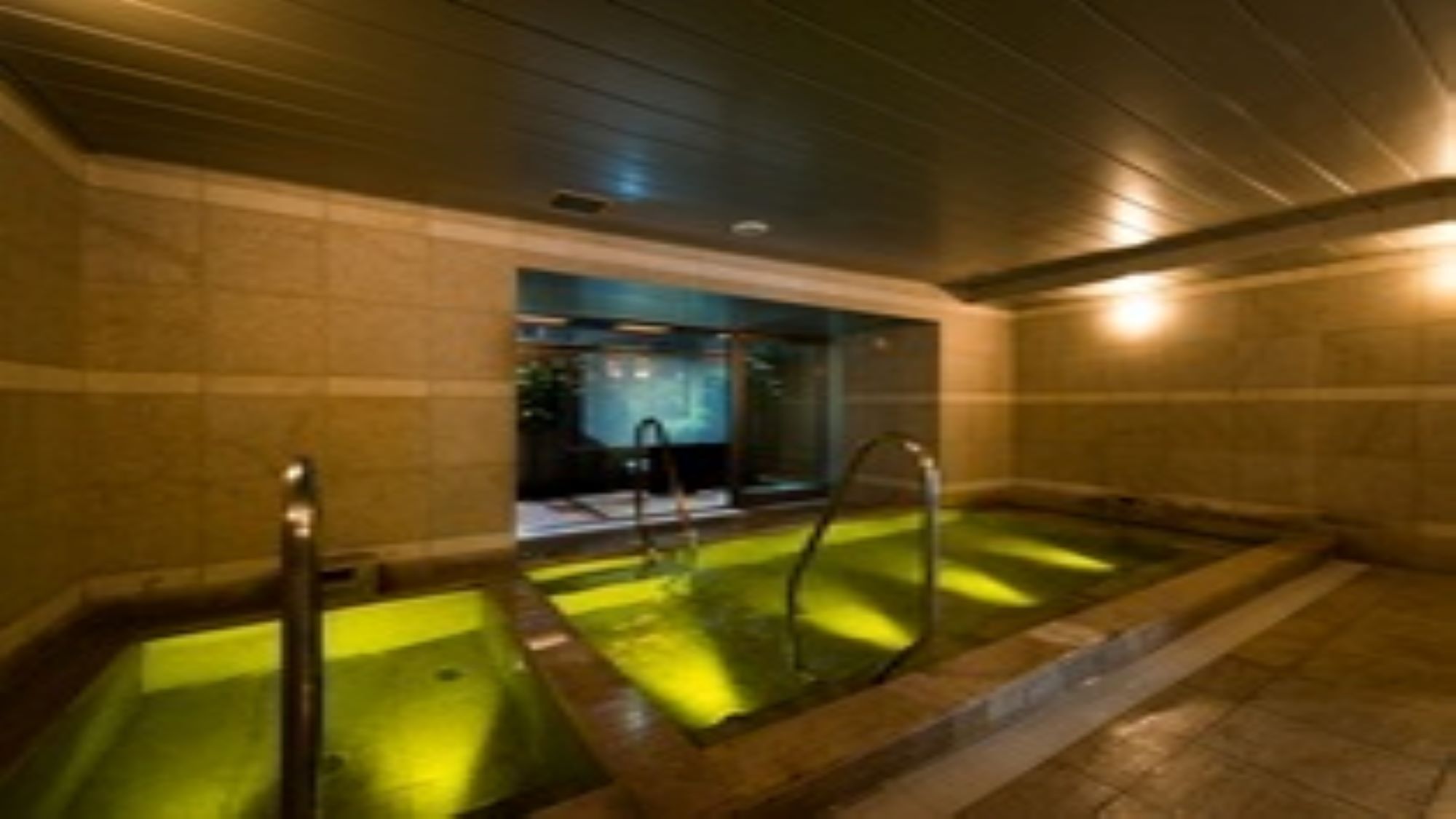 女性大浴場①　健康イオン水泉と高濃度人工炭酸泉の2つの浴槽をお楽しみ頂けます（男女共）