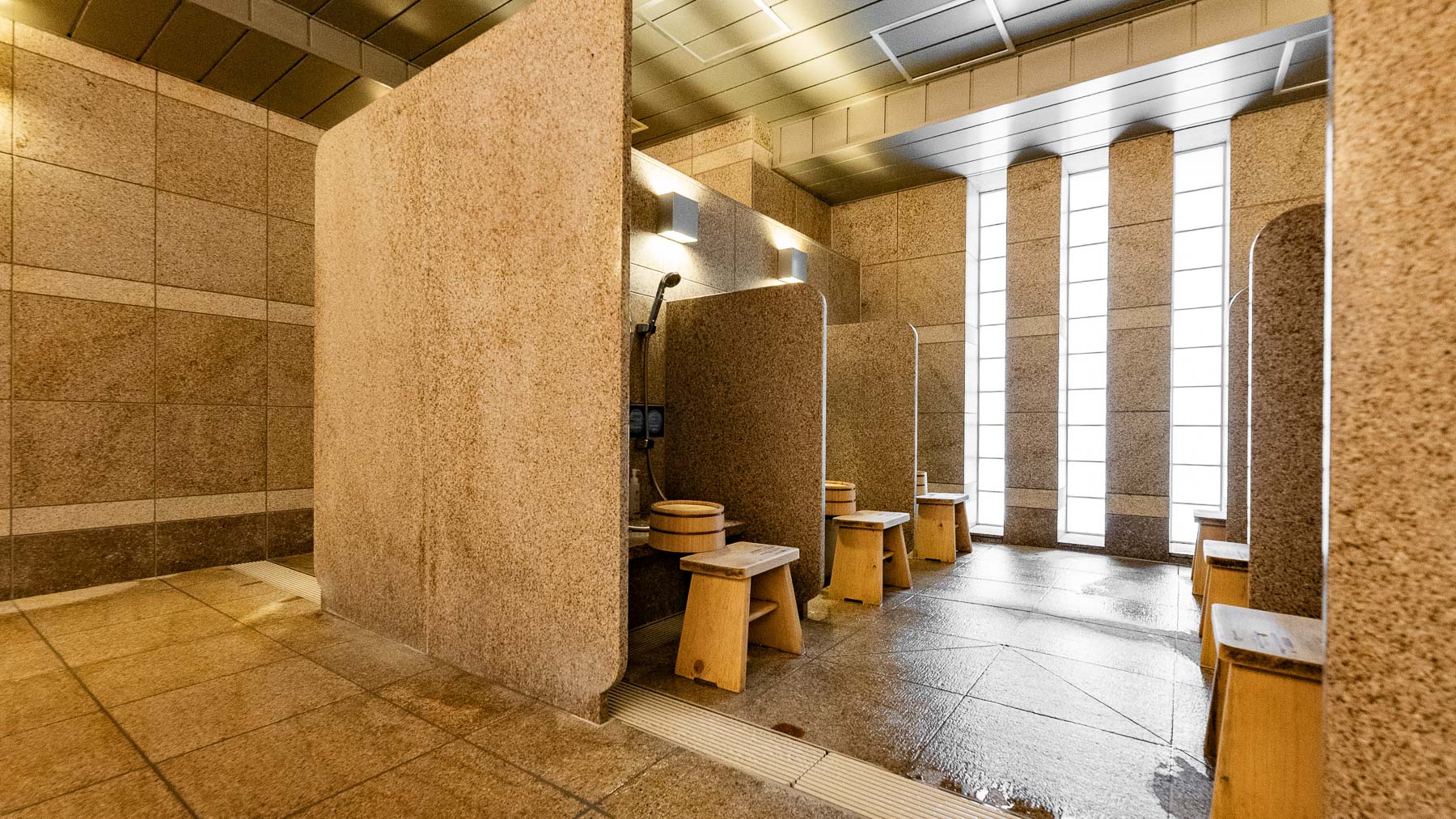 スーパーホテルオリジナルのノンシリコンシャンプー類完備♪洗い場の椅子・桶にも国産のヒノキを使用