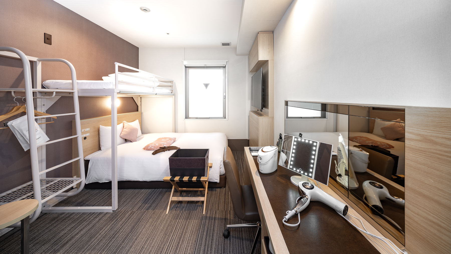 【レディーススーパールーム】150㎝幅ワイドベッド＋90㎝幅ロフトベッド