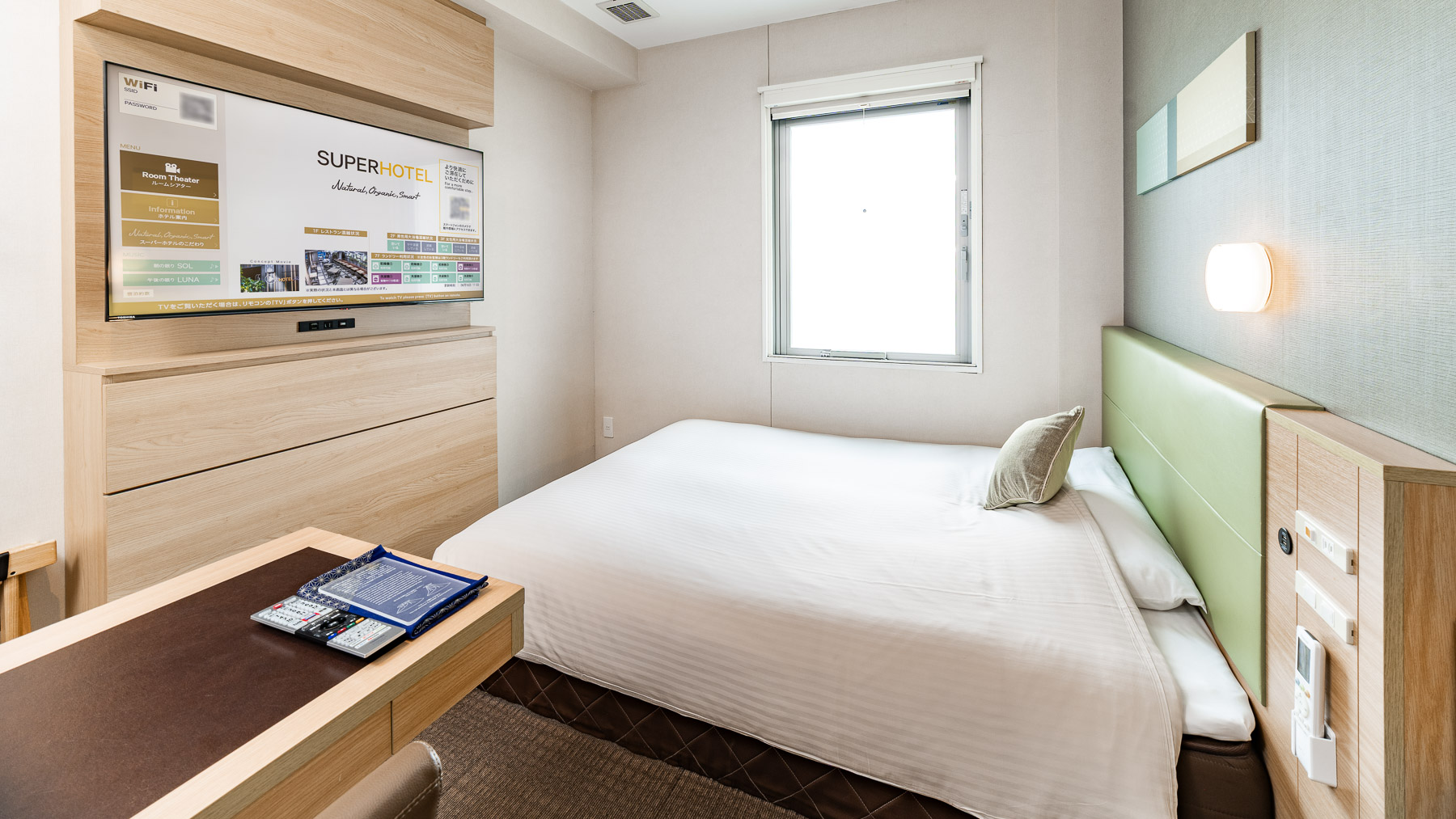 ワイドデスク完備,ベッドサイズ150cm幅