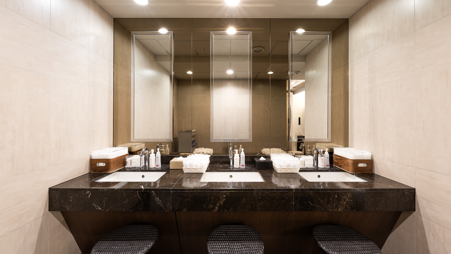 落ち着いた内装でリラックスできます