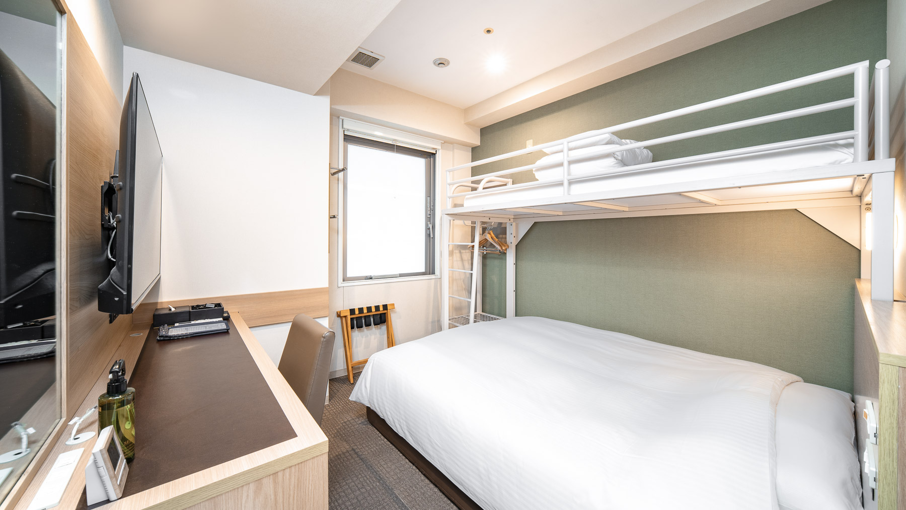 150㎝幅ワイドベッド＋90㎝幅ロフトベッド