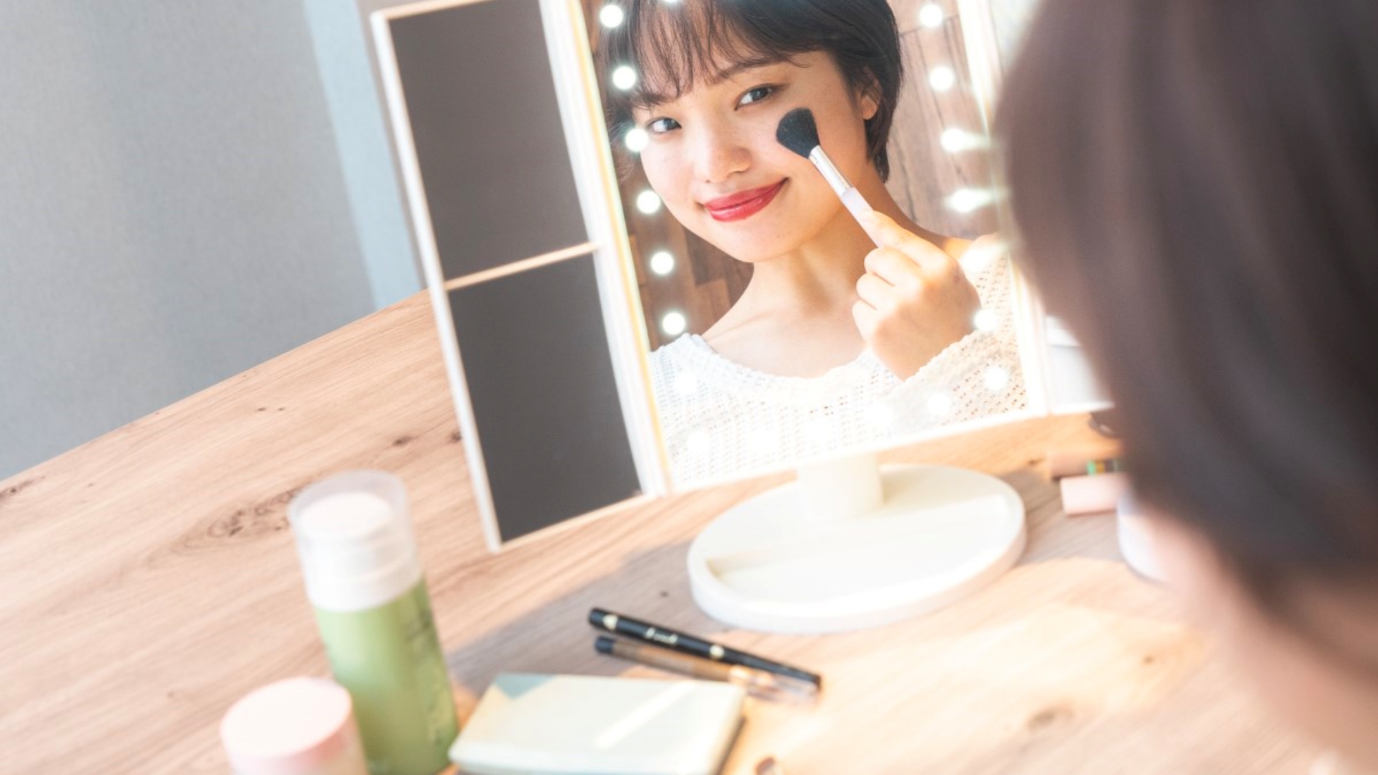 ライト付き三面鏡で女優さん気分♪