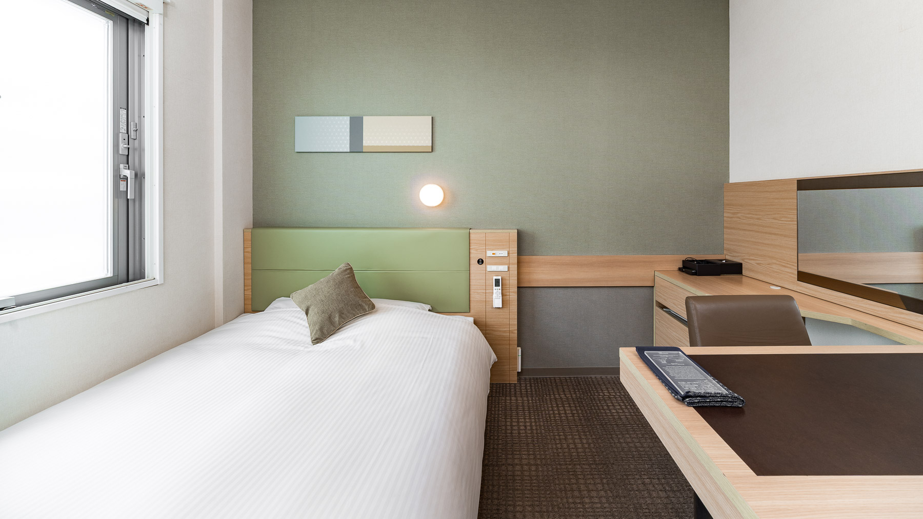 広々デスクで趣味も仕事も捗ります