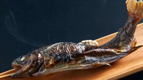 囲炉裏の炭火でじっくり焼いたやまめの塩焼き！！身がホクホクした絶品♪