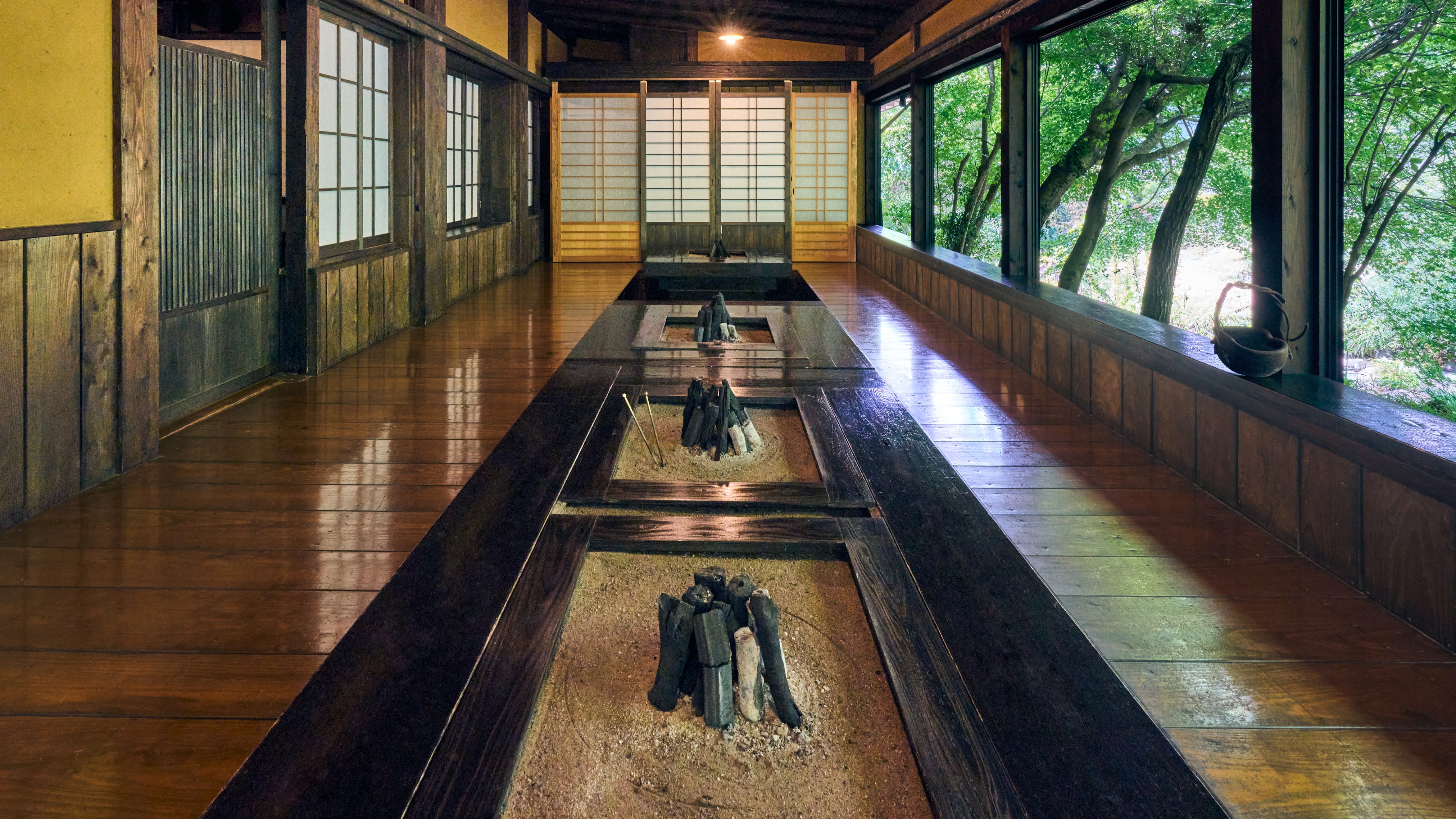 昔懐かしい囲炉裏を囲んでお楽しみ下さい