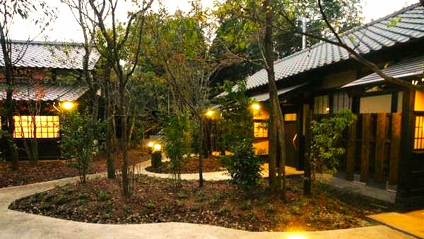 広い敷地の中に4つというこだわりのお宿へと続く小道