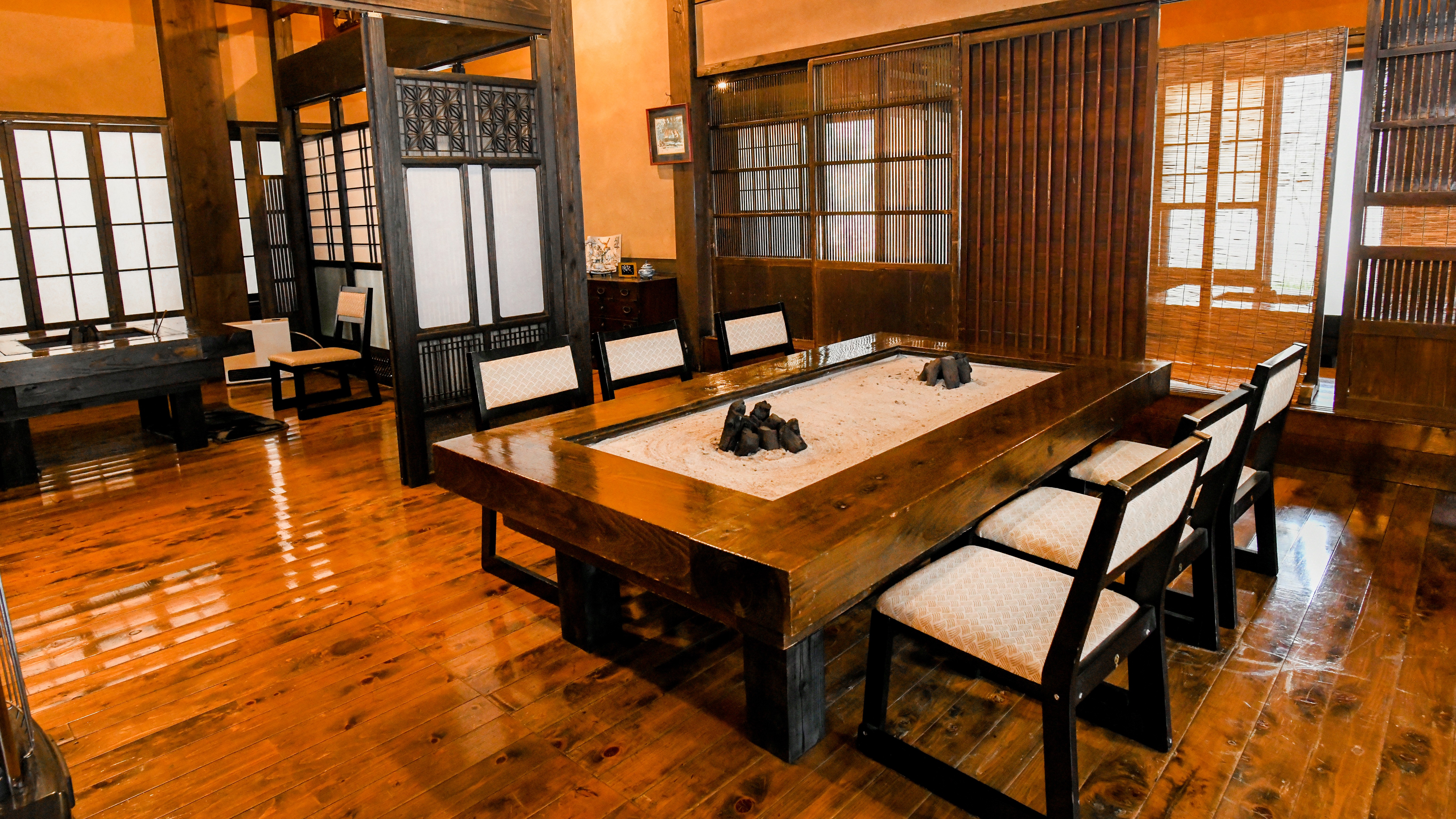 テーブルタイプや掘り炬燵の囲炉裏のため、ゆっくりとお過ごし頂けます