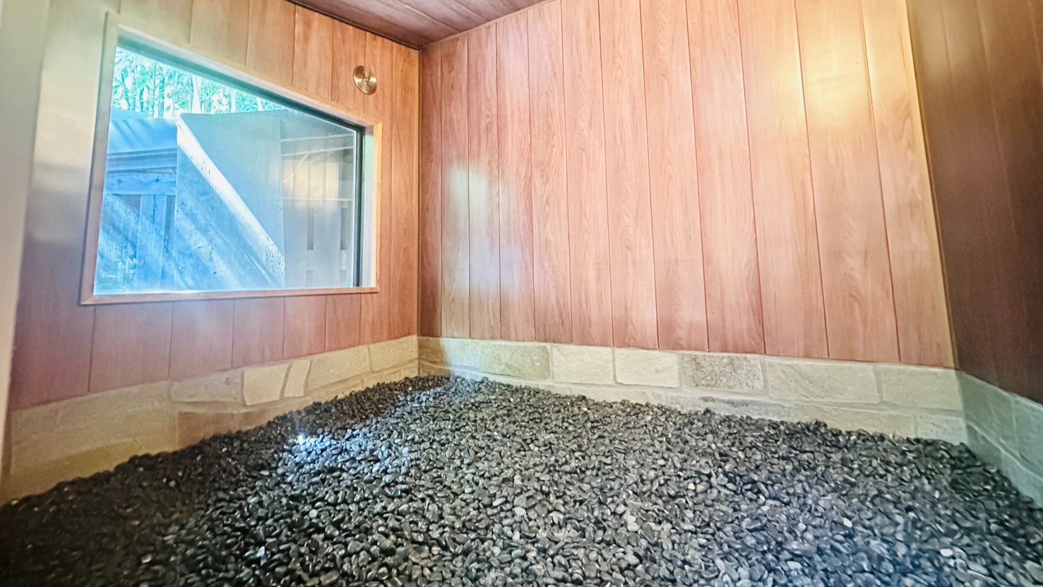 【すずらん】-ブラックシリカ岩盤浴-