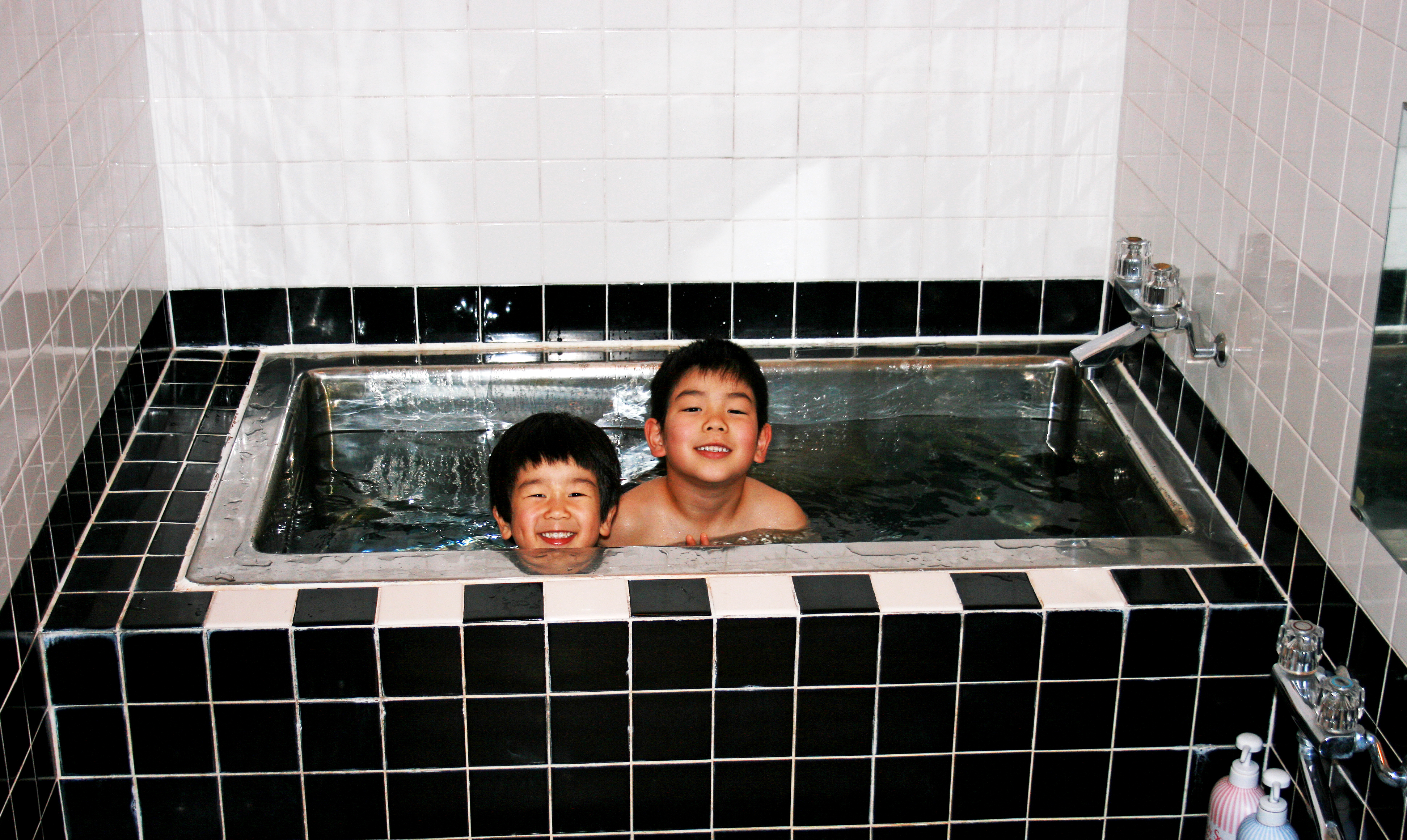 館内2か所にある家族風呂は予約の必要はありません。