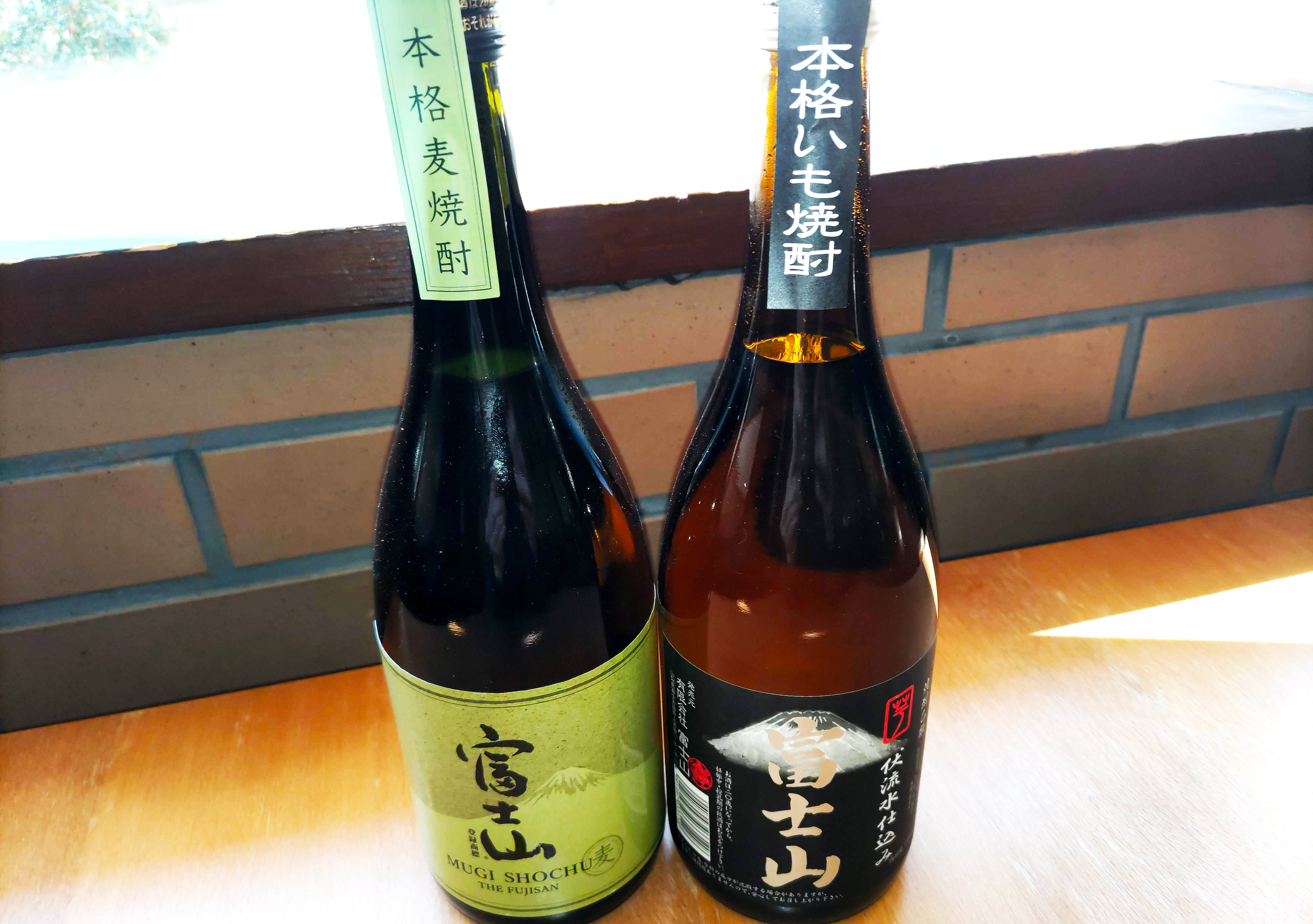 地元の焼酎は芋と麦の2種ご用意。