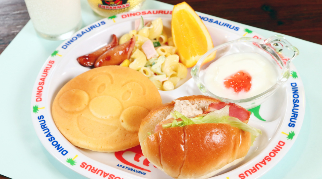 お子様用朝ごはんプレート。元気にいただきます！