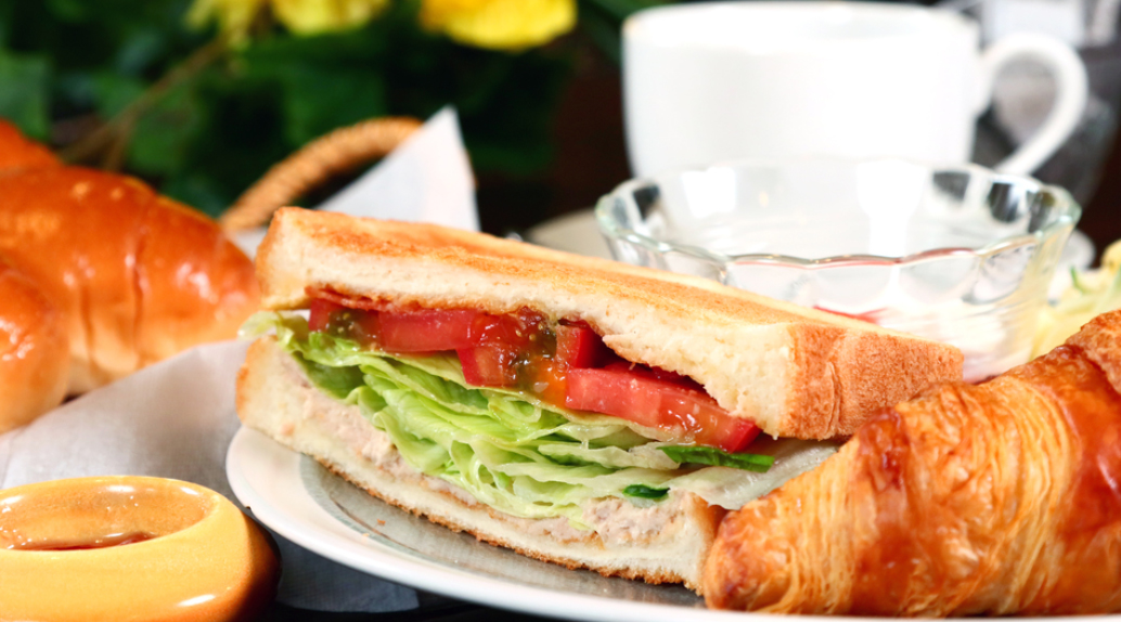 ツナとトマト、ベーコン入りのBLTサンドの朝食はとってもボリューミー。