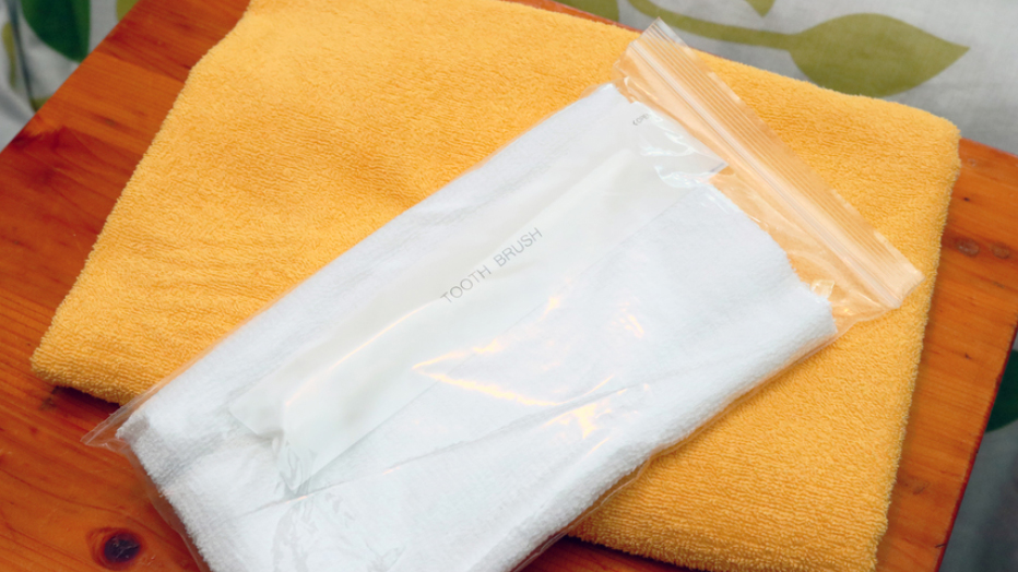 ハンドタオルと歯ブラシ、バスタオルのアメニティーのご用意があります。