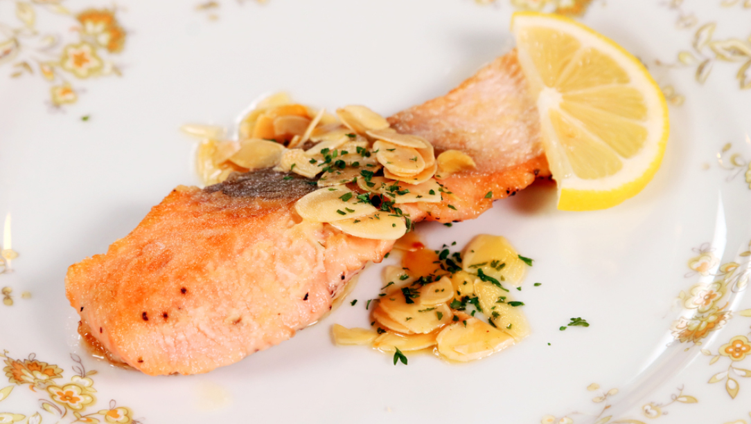 アーモンドの風味が香ばしい鮭のソテー。