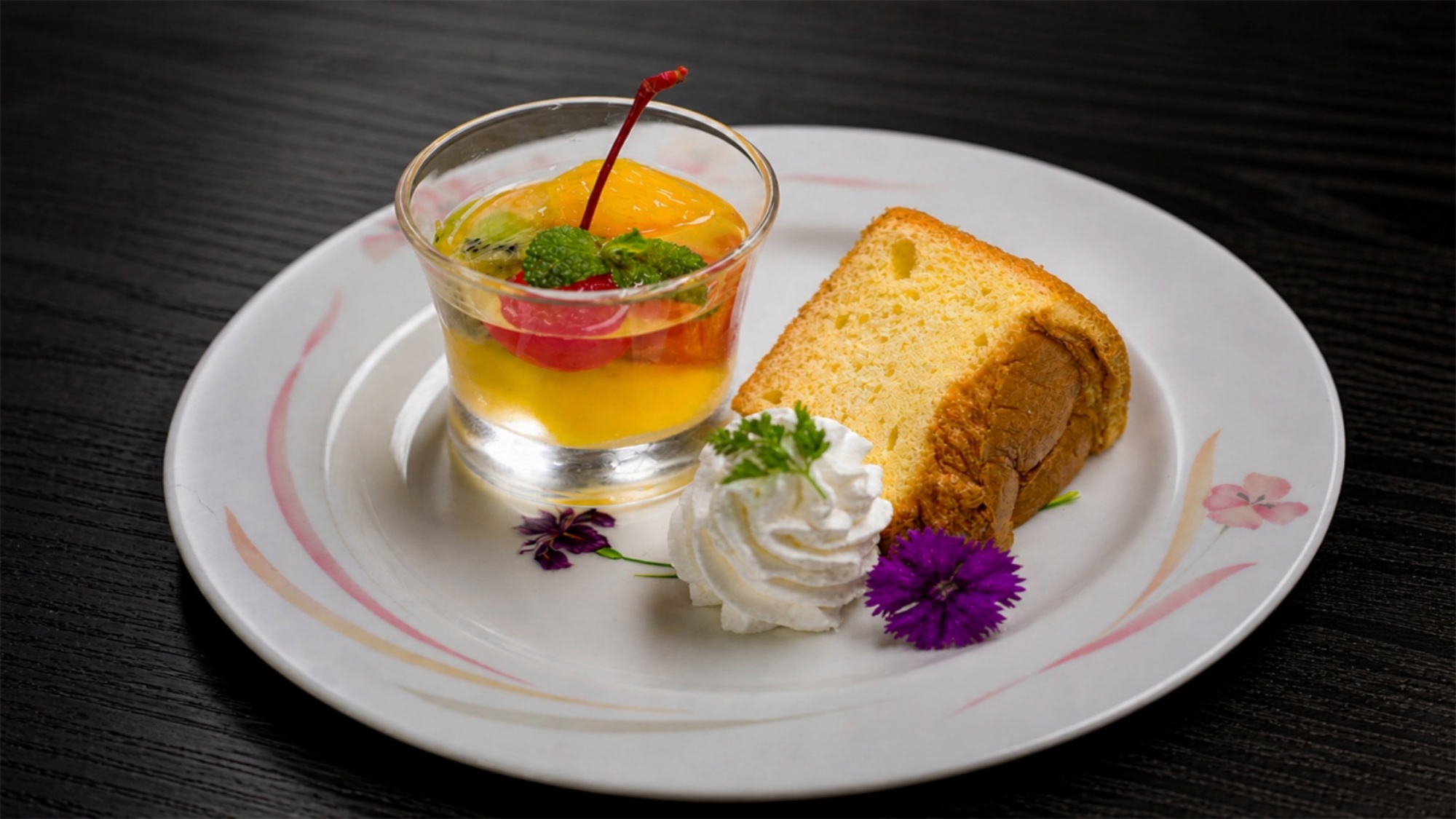 【プレミアム会席】初夏を彩るフルーツカクテルとふわふわシフォンケーキで食後のひととき。