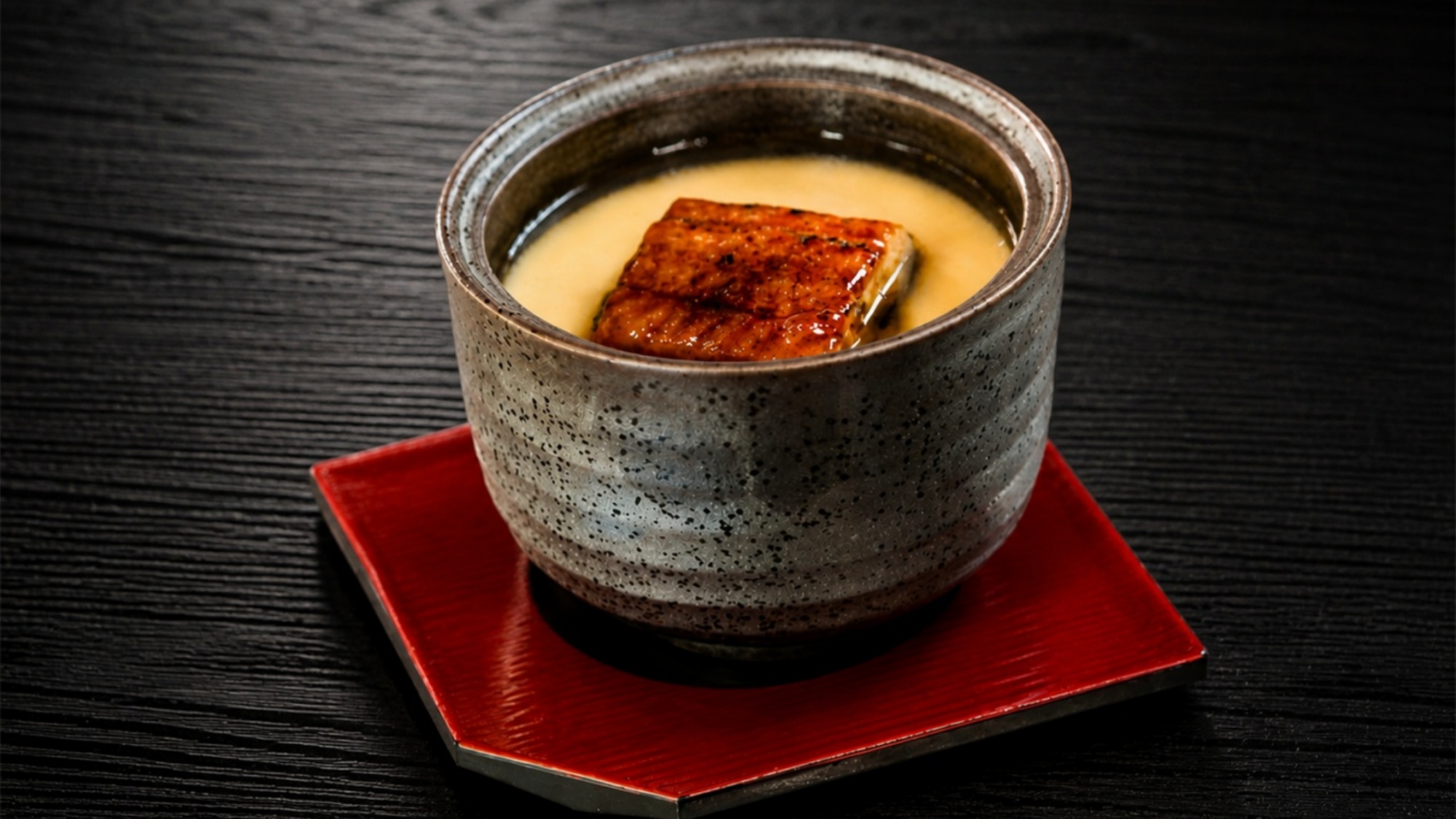 【夕食一例】鰻の旨みを閉じ込めた玉蒸し。ほっとするような優しい味わいをお楽しみください。