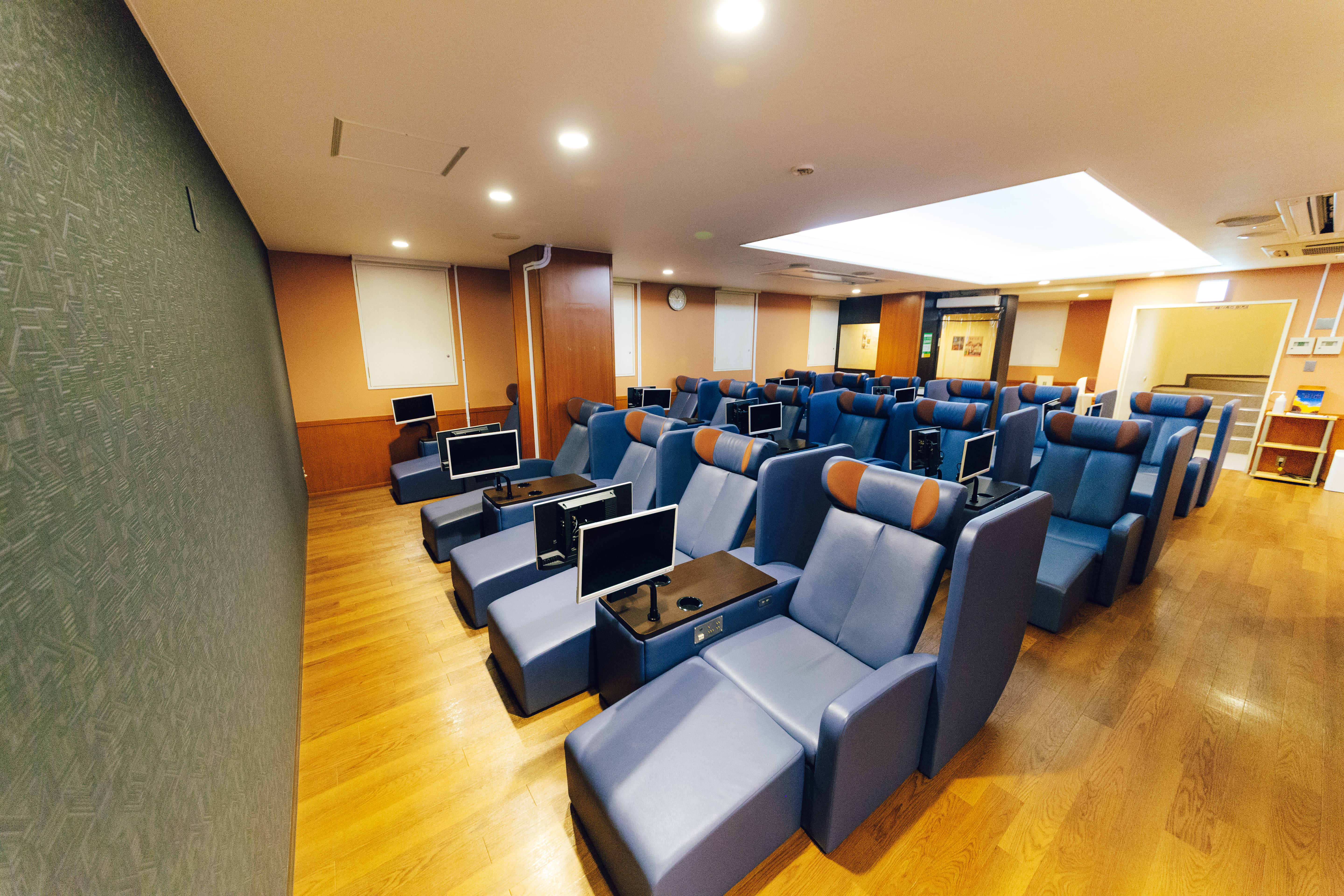 4階休憩所　TV付きリクライニングチェア