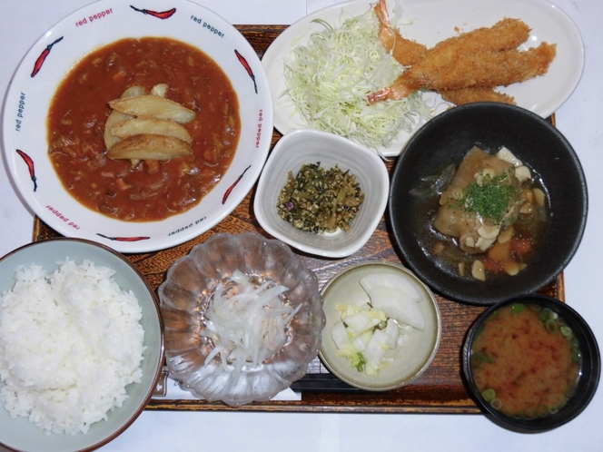 日替わり夕定食　チキンカレー・エビフライ