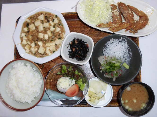 日替わり夕定食　手羽先唐揚げ・白麻婆豆腐