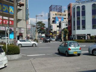 駅正面から