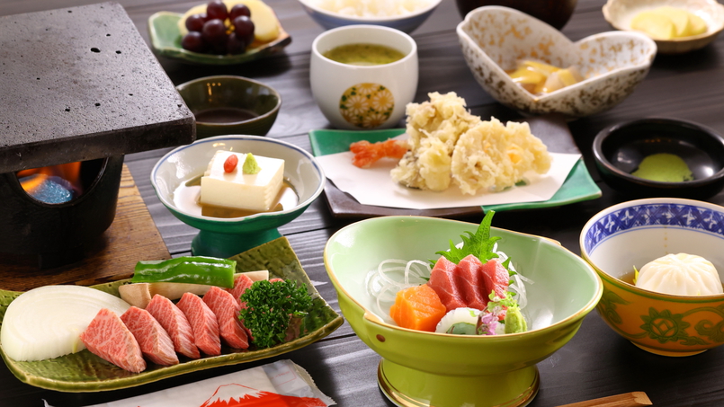 【夕食付】「甲州牛の溶岩焼き」と地元の食材を使った夕食を堪能！朝は自由に絶景を満喫