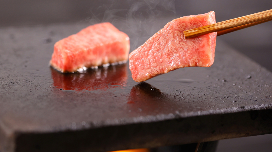 【夕食付】「甲州牛の溶岩焼き」と地元の食材を使った夕食を堪能！朝は自由に絶景を満喫